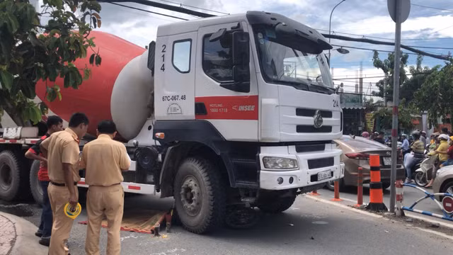 Xe trộn bê tông cuốn người phụ nữ vào gầm, nhiều giờ sau mới đưa được ra ngoài Xe tron be tong cuon nguoi phu nu vao gam, nhieu gio sau moi dua duoc ra ngoai
