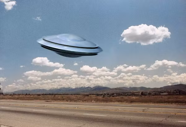 Nu phi cong My tung cham tran UFO va tiet lo gay rung dong-Hinh-12