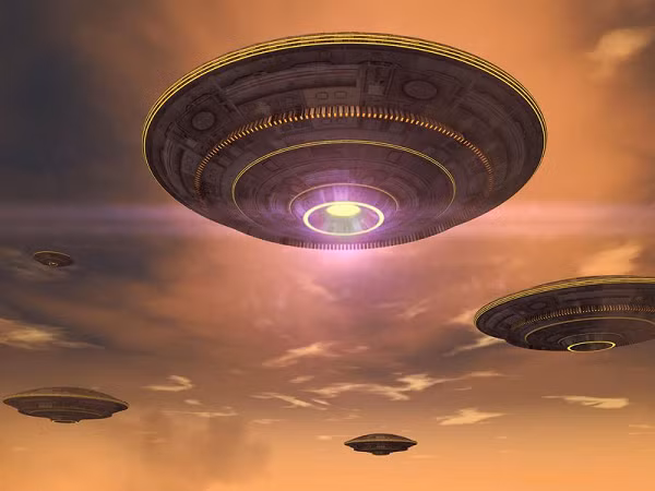 Nu phi cong My tung cham tran UFO va tiet lo gay rung dong-Hinh-5