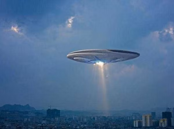 Nu phi cong My tung cham tran UFO va tiet lo gay rung dong-Hinh-10