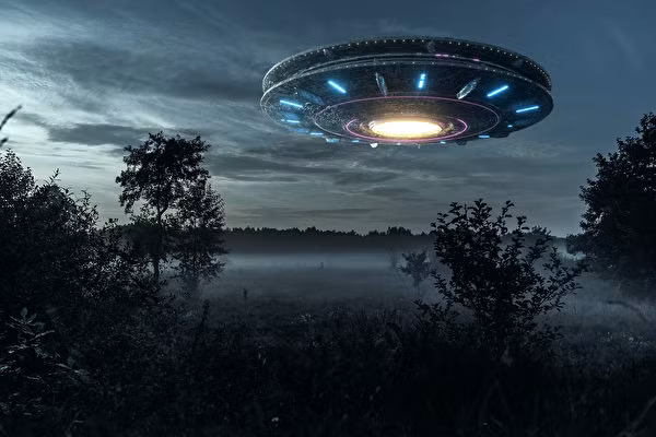 Nu phi cong My tung cham tran UFO va tiet lo gay rung dong-Hinh-9