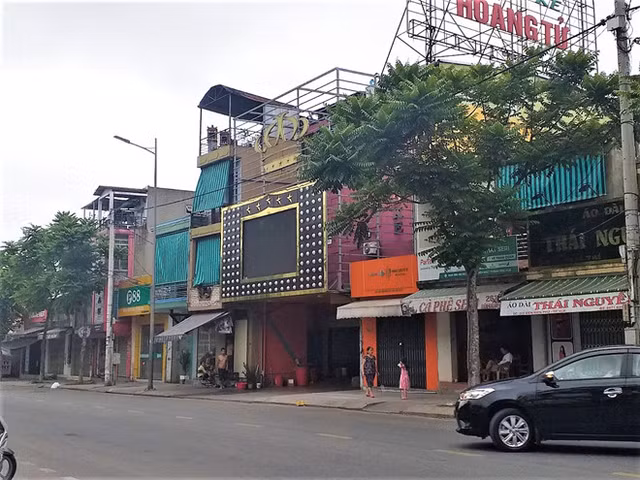 Cách ly xã hội vì COVID-19: Quán karaoke, bar vẫn 'ngoài đóng cửa, trong rượu bia ma tuý' Cach ly xa hoi vi COVID-19: Quan karaoke, bar van 'ngoai dong cua, trong ruou bia ma tuy'