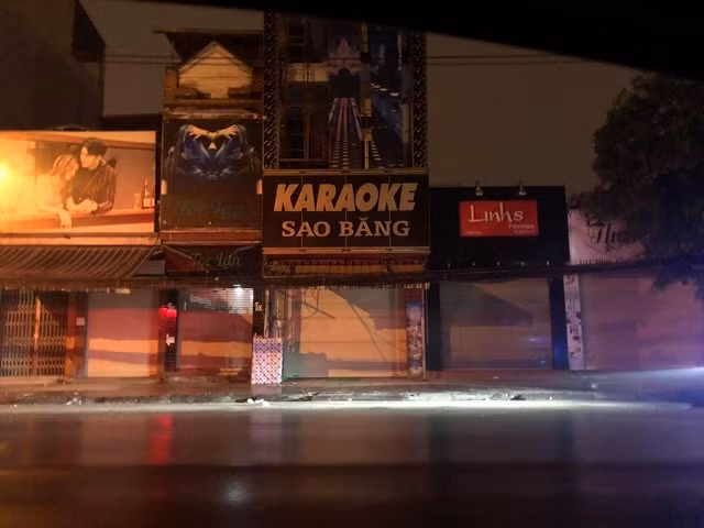 Cách ly xã hội vì COVID-19: Quán karaoke, bar vẫn 'ngoài đóng cửa, trong rượu bia ma tuý' - Hình 7 Cach ly xa hoi vi COVID-19: Quan karaoke, bar van 'ngoai dong cua, trong ruou bia ma tuy'-Hinh-7