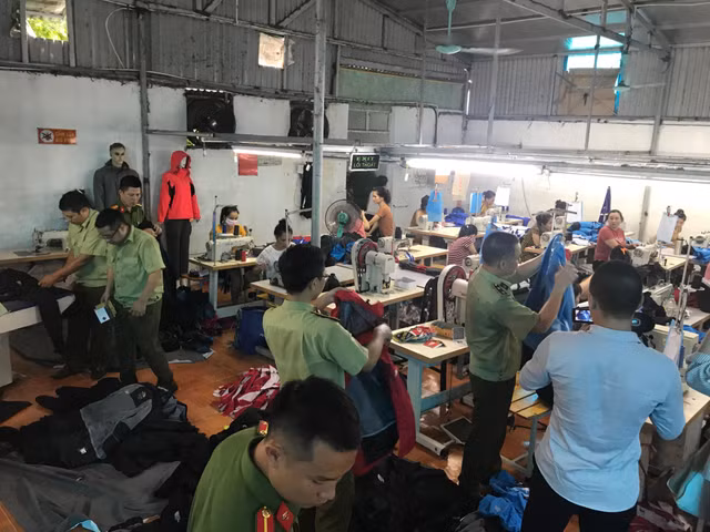 Tạm giữ hơn 900 sản phẩm thương hiệu The North Face bị làm nhái Tam giu hon 900 san pham thuong hieu The North Face bi lam nhai