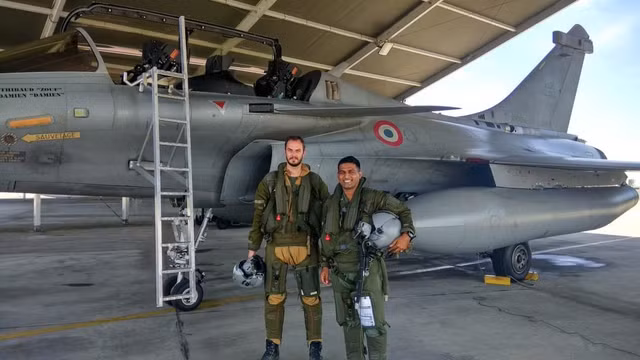 Phi công selfie trên chiến đấu cơ Su-30 đang bay - Hình 2 Phi cong selfie tren chien dau co Su-30 dang bay-Hinh-2