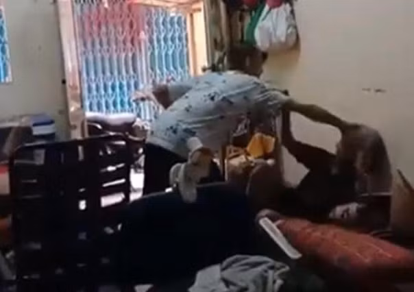 Ngáo đá, cháu trai bạo hành bà ngoại với đủ trò quái đản Ngao da, chau trai bao hanh ba ngoai voi du tro quai dan