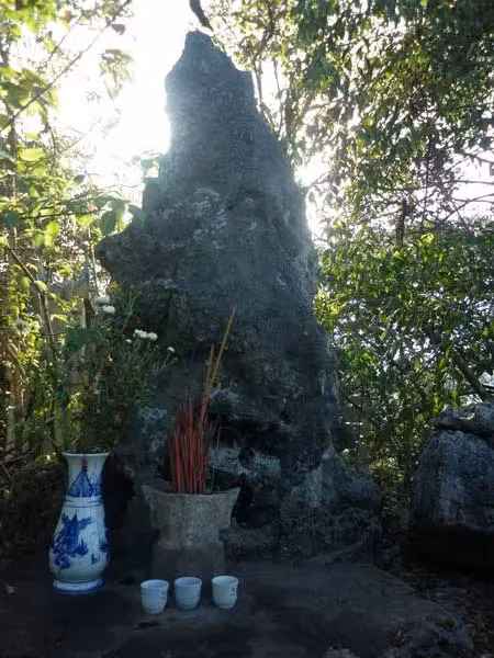 Những hòn đá kỳ lạ ở Việt Nam, ngàn đời bí ẩn - Hình 3 Nhung hon da ky la o Viet Nam, ngan doi bi an-Hinh-3