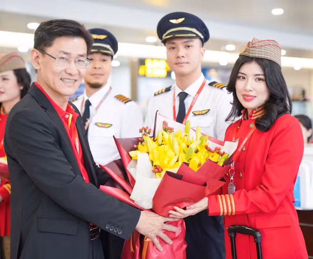 Vietjet chào mừng chuyến bay đầu tiên giữa Kuala Lumpur (Malaysia) và Hà Nội - Hình 3 Vietjet chao mung chuyen bay dau tien giua Kuala Lumpur (Malaysia) va Ha Noi-Hinh-3