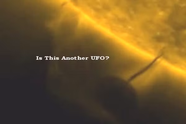 UFO di chuyen gan Mat Troi bat ngo lot vao livestream cua NASA?-Hinh-9