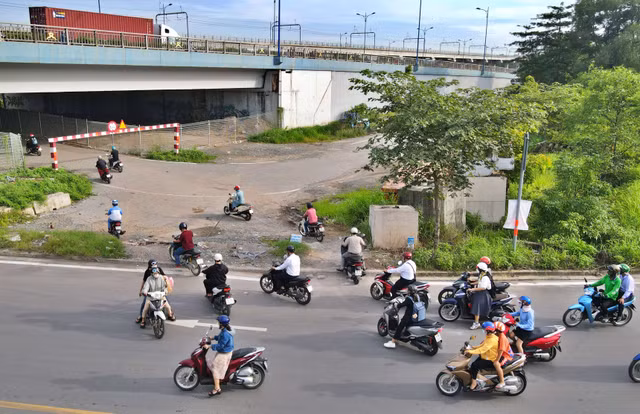 Thanh tra So GTVT TP HCM kiem tra vu duong duoi cau Rach Chiec bi chan-Hinh-4