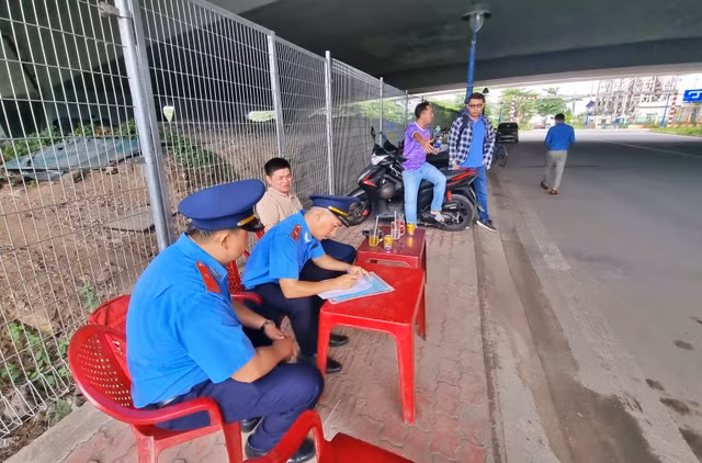 Thanh tra So GTVT TP HCM kiem tra vu duong duoi cau Rach Chiec bi chan-Hinh-2