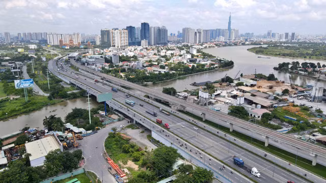 Dân ‘khốn khổ’ vì đường dẫn dưới cầu Rạch Chiếc bị chặn - Hình 3 Dan ‘khon kho’ vi duong dan duoi cau Rach Chiec bi chan-Hinh-3