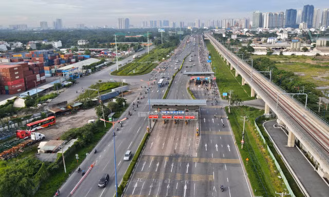 Dân ‘khốn khổ’ vì đường dẫn dưới cầu Rạch Chiếc bị chặn - Hình 2 Dan ‘khon kho’ vi duong dan duoi cau Rach Chiec bi chan-Hinh-2