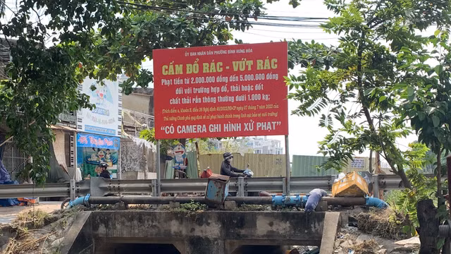TP HCM: Rac thai phu kin mot dong kenh ?-Hinh-3