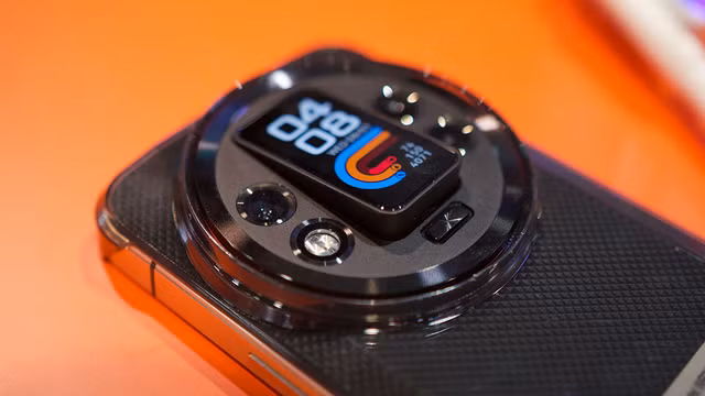 2 mau dien thoai Android “di” nhat 2025, man hinh thao roi