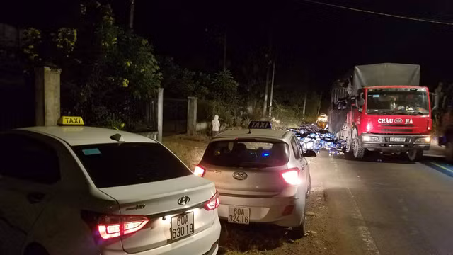Tài xế container ngồi khóc khi hàng trăm thùng bia đổ ra đường, nhiều người tới thu gom giúp Tai xe container ngoi khoc khi hang tram thung bia do ra duong, nhieu nguoi toi thu gom giup