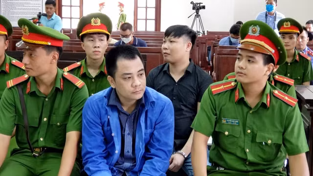 Giang '36' bao vây xe chở công an lãnh 4 năm tù - Hình 5 Giang '36' bao vay xe cho cong an lanh 4 nam tu-Hinh-5
