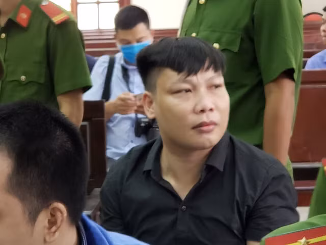 Giang '36' bao vây xe chở công an lãnh 4 năm tù - Hình 6 Giang '36' bao vay xe cho cong an lanh 4 nam tu-Hinh-6