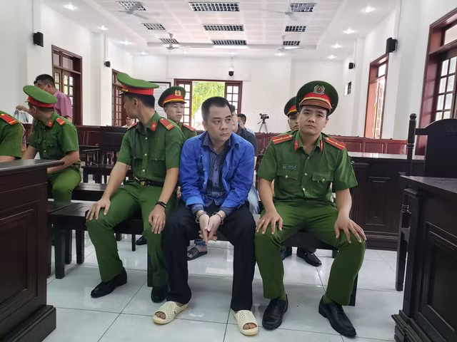 Giang '36' bao vây xe chở công an lãnh 4 năm tù - Hình 2 Giang '36' bao vay xe cho cong an lanh 4 nam tu-Hinh-2