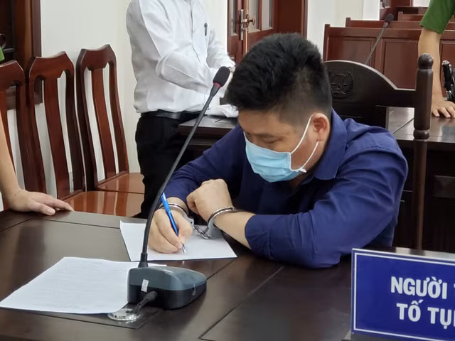 Giang '36' bao vây xe chở công an lãnh 4 năm tù - Hình 3 Giang '36' bao vay xe cho cong an lanh 4 nam tu-Hinh-3