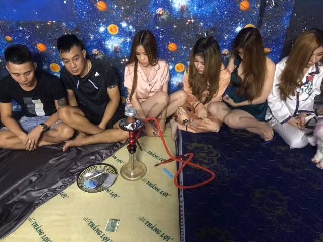 Cô gái rủ bạn tới nhà tổ chức sinh nhật bằng tiệc ma tuý - Hình 2 Co gai ru ban toi nha to chuc sinh nhat bang tiec ma tuy-Hinh-2