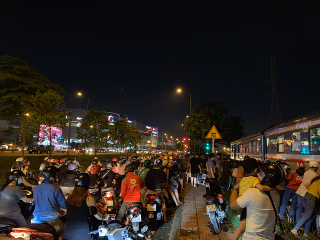 Người đàn ông bị tàu hoả kéo lê hàng chục mét - Hình 2 Nguoi dan ong bi tau hoa keo le hang chuc met-Hinh-2