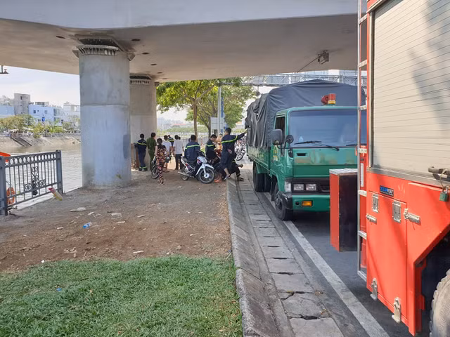 Hai vo chong nhay kenh Tau Hu tu tu bo lai con nho 3 tuoi-Hinh-2