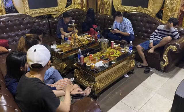 Vợ chồng gửi con cho nhân viên quán karaoke để thác loạn tiệc ma tuý Vo chong gui con cho nhan vien quan karaoke de thac loan tiec ma tuy