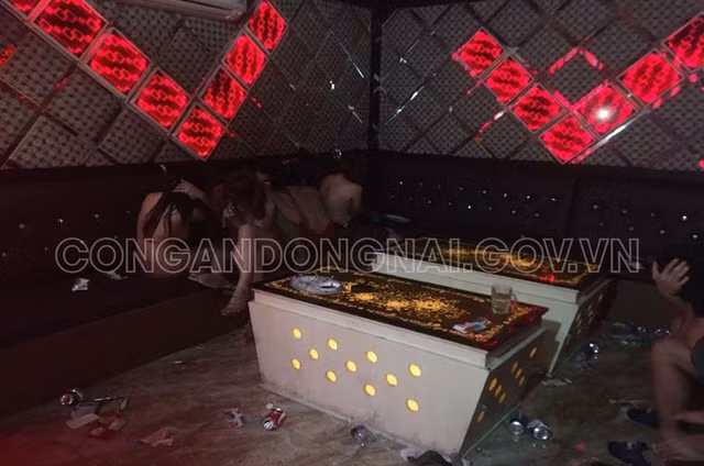 5 nữ nhân viên khoả thân thác loạn với khách trong quán karaoke Dòng Đời 5 nu nhan vien khoa than thac loan voi khach trong quan karaoke Dong Doi
