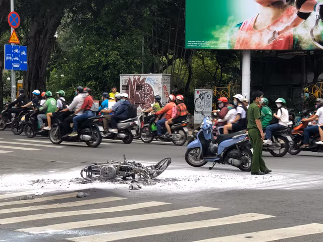 Xe máy của 2 tên cướp bốc cháy giữa đường Sài Gòn - Hình 3 Xe may cua 2 ten cuop boc chay giua duong Sai Gon-Hinh-3