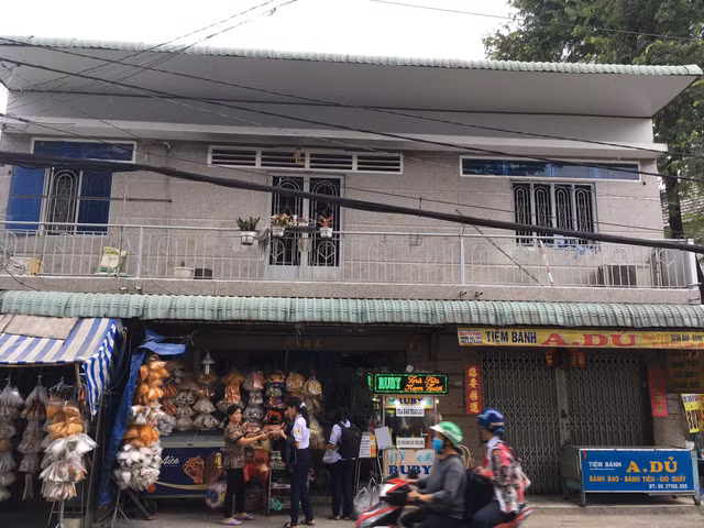 Căn nhà bốc cháy ngùn ngụt khiến 3 cha con bỏng nặng Can nha boc chay ngun ngut khien 3 cha con bong nang