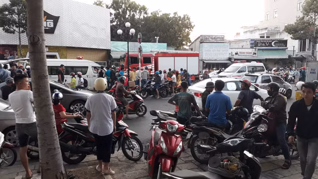 Cận cảnh công an đào bới đống đổ nát tìm các nạn nhân trong vụ sập vũ trường King Night - Hình 7 Can canh cong an dao boi dong do nat tim cac nan nhan trong vu sap vu truong King Night-Hinh-7