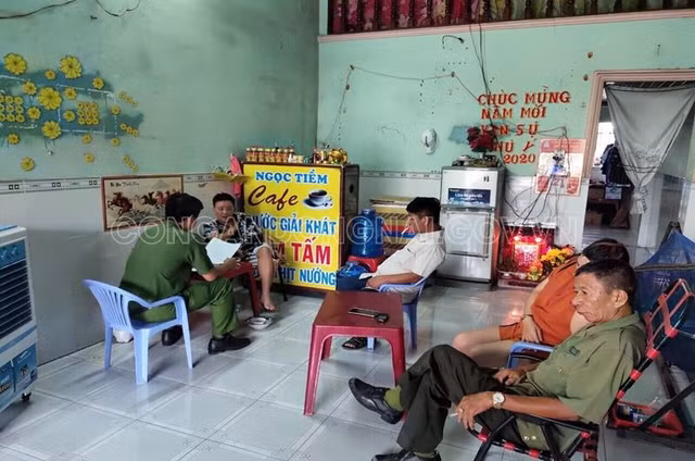 Tam giu cu ong 70 tuoi la chu quan ca phe cho nhan vien ban dam-Hinh-2
