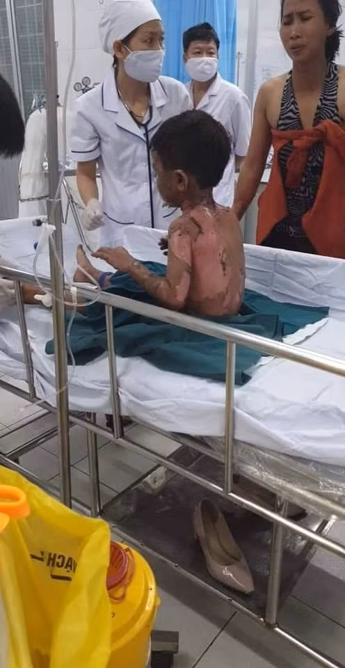 Thông tin mới nhất vụ dì đổ xăng thiêu sống cháu 6 tuổi vì khoản nợ 3,9 triệu đồng - Hình 2 Thong tin moi nhat vu di do xang thieu song chau 6 tuoi vi khoan no 3,9 trieu dong-Hinh-2
