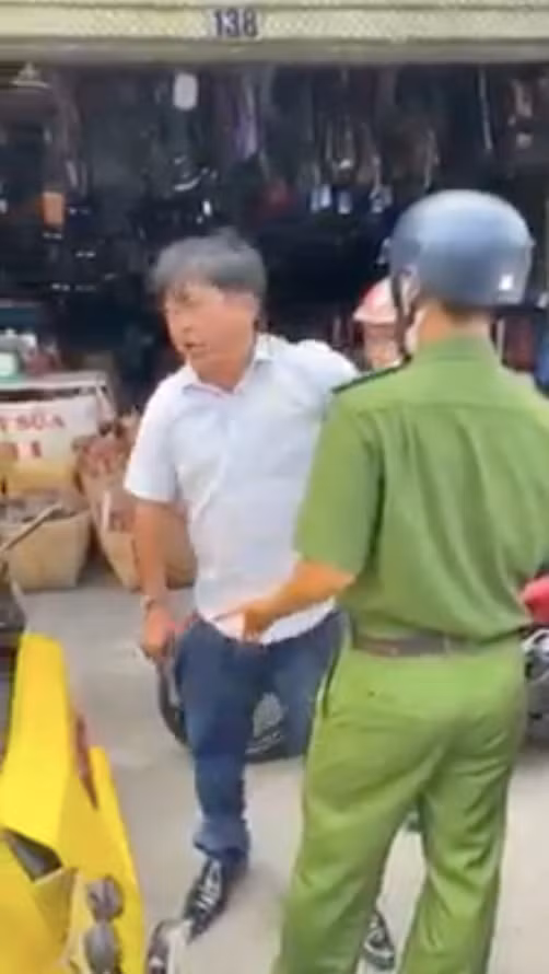 Người đàn ông xưng là nhà báo chửi công an giữa đường - Hình 2 Nguoi dan ong xung la nha bao chui cong an giua duong-Hinh-2