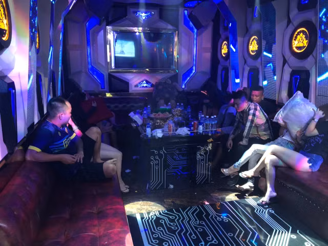Dot kich vao quan karaoke o Sai Gon phat hien gan 100 dan choi duong tinh ma tuy-Hinh-3