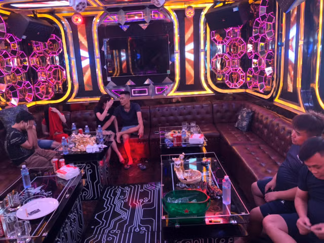 Dot kich vao quan karaoke o Sai Gon phat hien gan 100 dan choi duong tinh ma tuy-Hinh-4