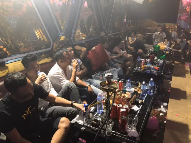 Dot kich vao quan karaoke o Sai Gon phat hien gan 100 dan choi duong tinh ma tuy-Hinh-5