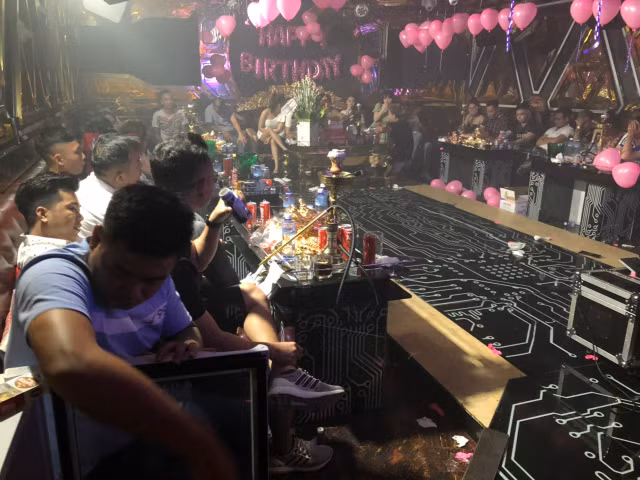 Dot kich vao quan karaoke o Sai Gon phat hien gan 100 dan choi duong tinh ma tuy-Hinh-2