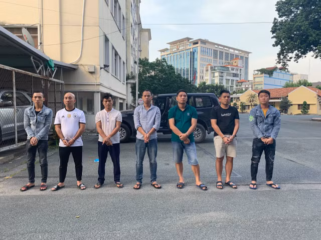 Gia dinh doanh nhan o Sai Gon bi bat coc, cuop 35 ty dong tren cao toc