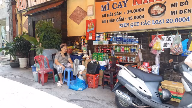 Bắt người phụ nữ chở con dàn cảnh trộm tiền của bà bán tạp hoá - Hình 2 Bat nguoi phu nu cho con dan canh trom tien cua ba ban tap hoa-Hinh-2