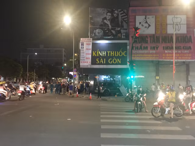 O to 'dien' tong nhieu xe may, 4 nguoi bi thuong-Hinh-4