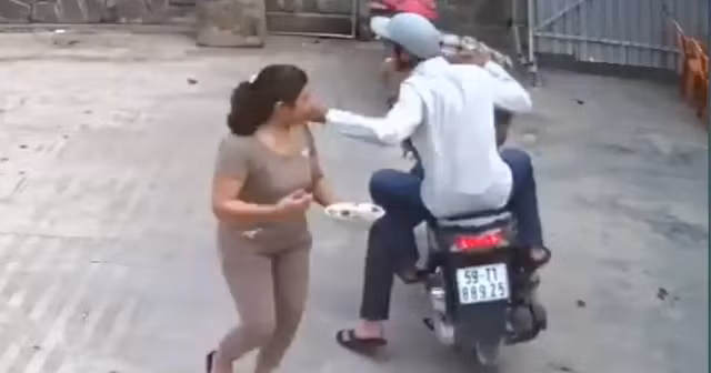 Tiếc chiếc dép, kẻ cướp quay lại hiện trường nhặt thì bị bảo vệ bắt giữ Tiec chiec dep, ke cuop quay lai hien truong nhat thi bi bao ve bat giu