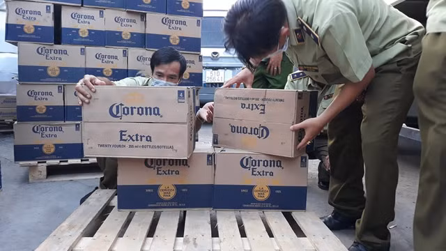 Kho hàng hoá chứa nhiều thùng sữa hiệu Ensure, bia ngoại nhập không rõ nguồn gốc - Hình 4 Kho hang hoa chua nhieu thung sua hieu Ensure, bia ngoai nhap khong ro nguon goc-Hinh-4