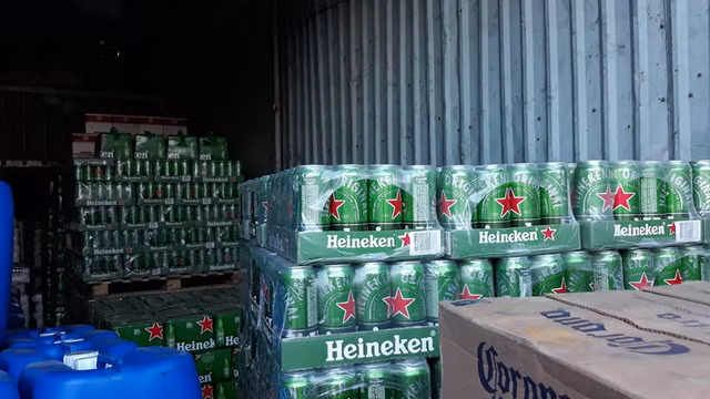 Kho hàng hoá chứa nhiều thùng sữa hiệu Ensure, bia ngoại nhập không rõ nguồn gốc - Hình 3 Kho hang hoa chua nhieu thung sua hieu Ensure, bia ngoai nhap khong ro nguon goc-Hinh-3