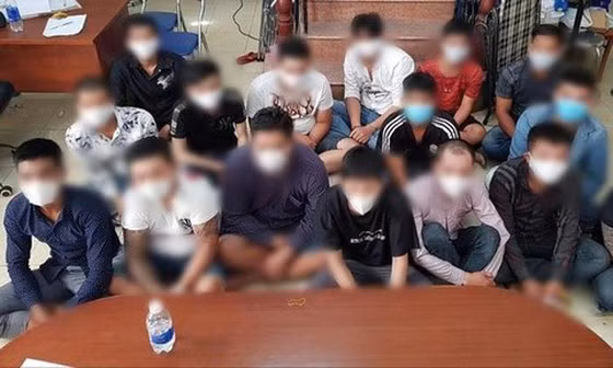 Tạm giữ 34 đối tượng trong vụ 200 giang hồ áo cam ở Sài Gòn Tam giu 34 doi tuong trong vu 200 giang ho ao cam o Sai Gon