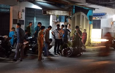 Thanh niên dùng dao kề vào cổ nữ Bí thư huyện đoàn cướp xe máy Thanh nien dung dao ke vao co nu Bi thu huyen doan cuop xe may