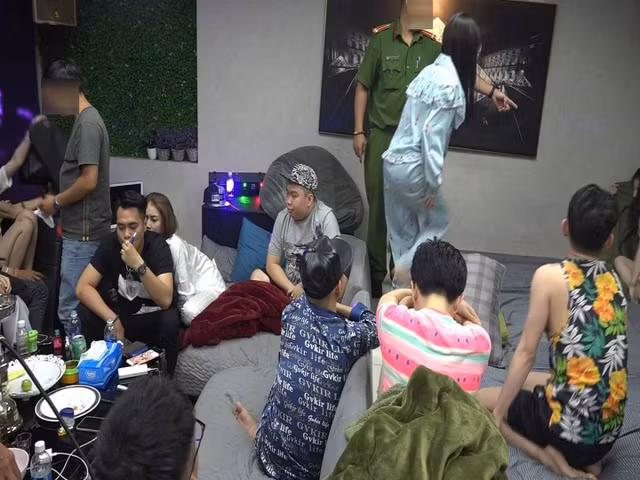 Hang chuc 'dan choi' thac loan ma tuy trong toa nha o trung tam Sai Gon
