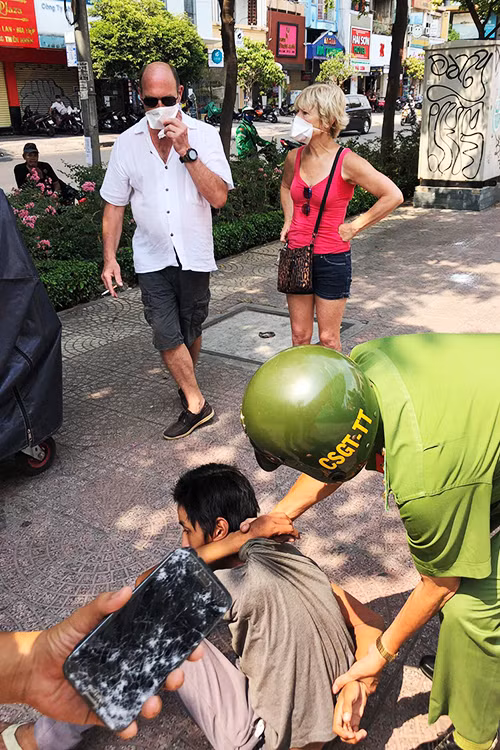 Thiếu niên 16 tuổi dùng dao tấn công vợ chồng du khách Pháp Thieu nien 16 tuoi dung dao tan cong vo chong du khach Phap