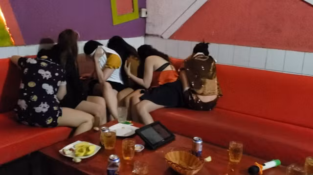 Bắt quả tang 7 nữ tiếp viên quán karaoke khoả thân phục vụ khách Bat qua tang 7 nu tiep vien quan karaoke khoa than phuc vu khach
